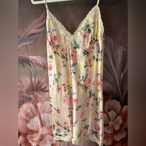 Canary Yellow Floral Slip with Lace detailing Size XL 16/18